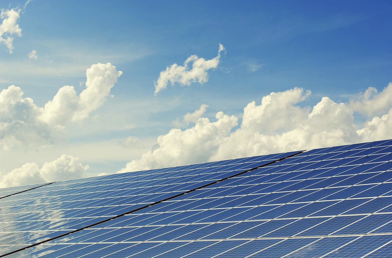 Zonnepanelen op energie-positief huis bij zonsondergang.